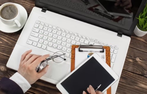 Hvordan strukturert samspill mellom databaser og dokumenter gir bedre intern kontroll